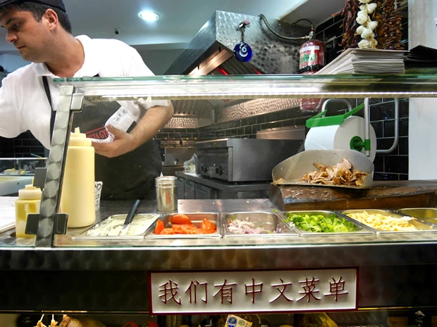 私が毎食お世話になったギュロス屋にも中国語