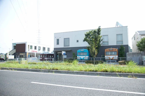 壁に取りつけられた電車頭部は、千葉県の流鉄で活躍した2000形。流鉄の車庫周辺の道路が狭く、運転席部分をカットして運び出した