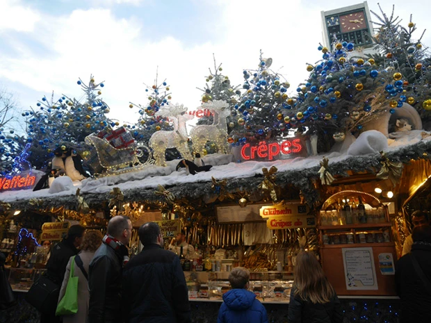 屋台の屋根にはツリーや白熊、サンタや天使などそれぞれのお店の個性がある