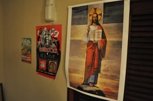 店の窓に貼り付けられた、イエス・キリスト