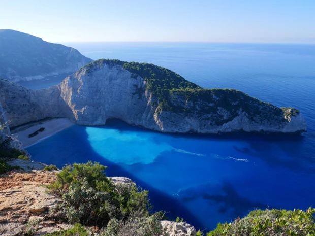 いきなり見せちゃいます!“紅の豚”のアジトにそっくりのこの入り江を目指します。反対側の崖は鮭の切り身の形にそっくり