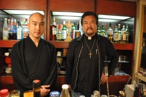 下の階にある「坊主BAR」から、お坊さんも遊びにくる。キリスト教と仏教の異色のコラボ?