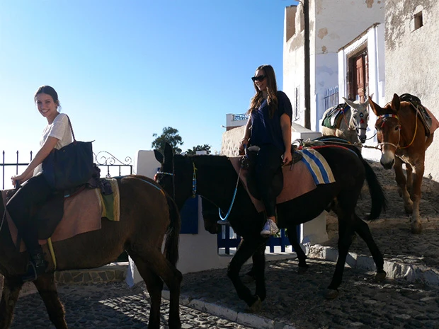 カルデラ地形による急勾配の街中。名物のロバタクシーに乗れば楽々?
