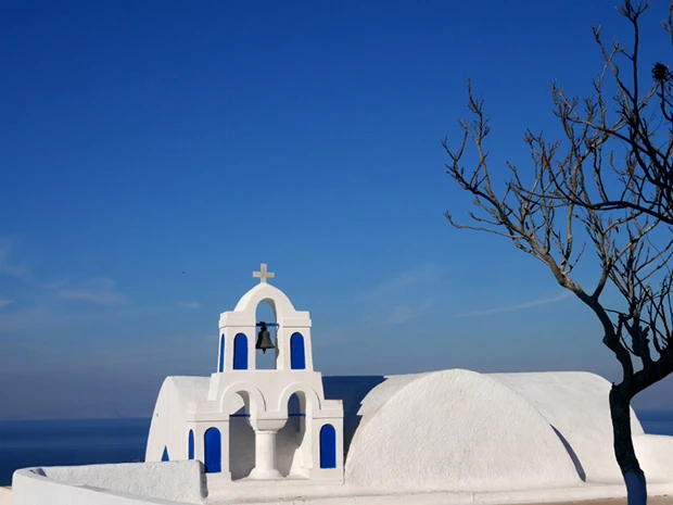 青と白のコントラストが美しい教会