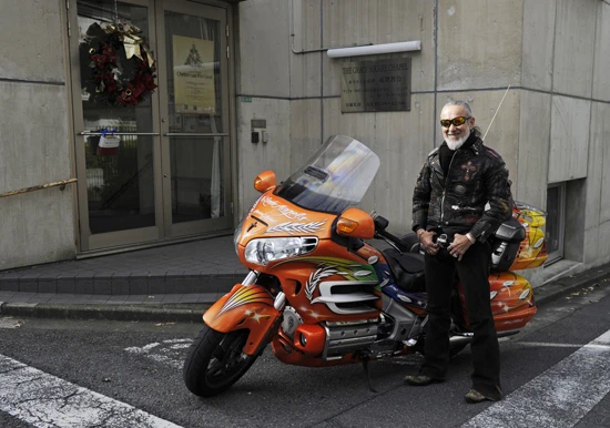 12月6日、東京都練馬区の成増教会で講演をするアーサー師。この日もホンダの1800㏄ゴールドウイングにまたがってさっそうと登場した