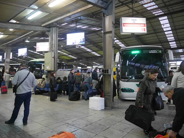 街から離れた長距離バスのターミナル