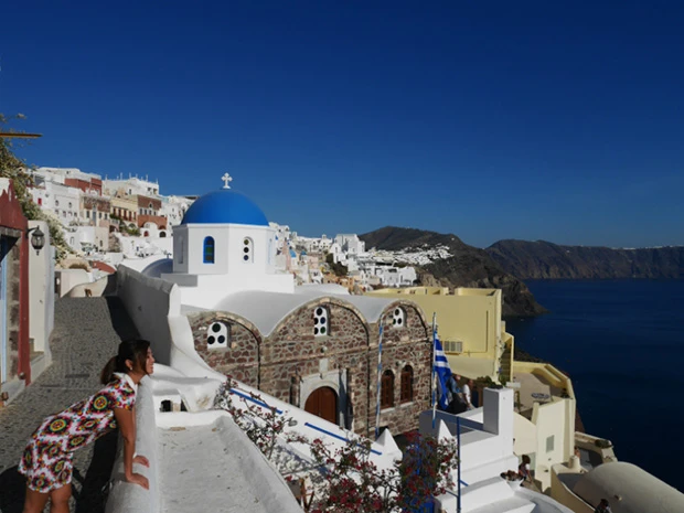 青い屋根と白い建物が特徴的。目の前に広がるエーゲ海は壮観