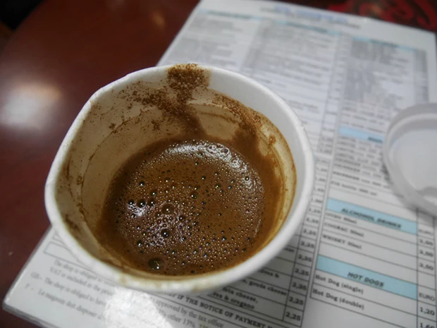 ザラザラドロドロしたグリークコーヒー。1.20ユーロ(約160円)。抗酸化力が高くポリフェノールが多く含まれ長寿に効くんだとか