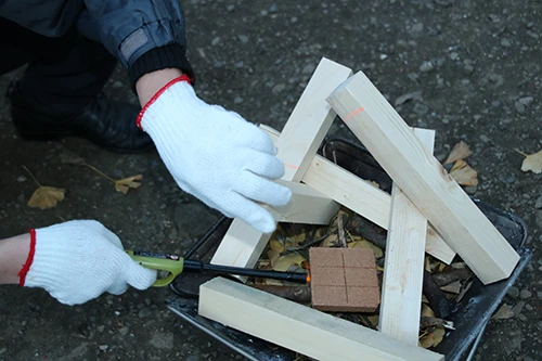 空気の入りやすいよう空間をつくりつつ、落ち葉や小枝など一番燃えやすいものから積んでいく。火をつける時は一番下から。