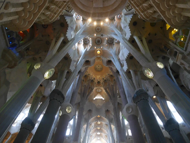 大聖堂の内部はこれまで他で見たことのない、どこかかわいらしさのある不思議な造形