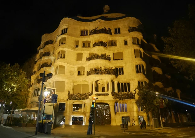 井上先生が「20年前にこの建物を見た時は異様だとしか感じなかったけど、今夜はすごく自然に見える」 と言ったガウディのカサ・ミラ