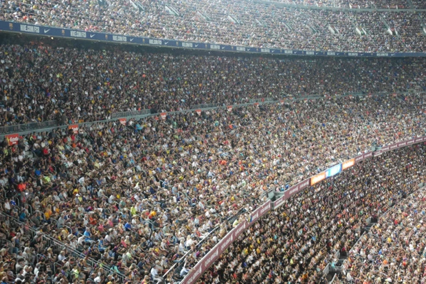 人がビッシリと詰まり、熱気に包まれるカンプノウ