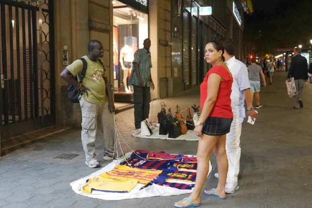 逃げる準備万端の路上の物売り