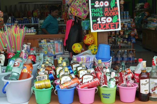 バケツ。ストローいっぱい差して皆で回し飲み