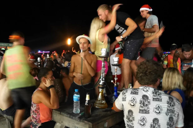 水タバコをくゆらす人々