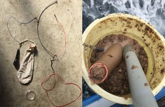  巾着袋のようなカモシ釣り用の布袋（左）に、サンマのミンチを詰めていく（右）