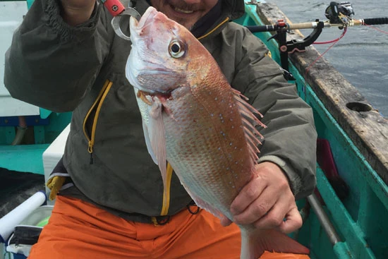 散々粘って1キロほどの真ダイをようやくGET