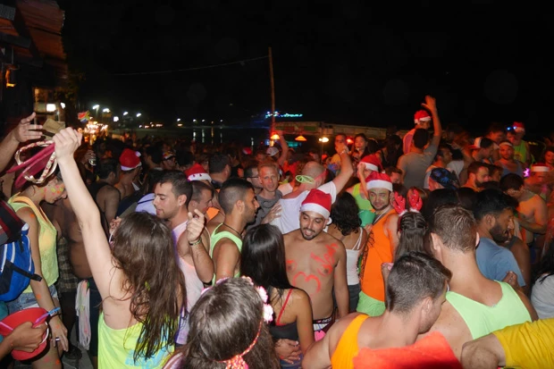 クリスマスシーズンだけあってサンタ帽が多い。ビーチなので裸のサンタで季節感ゼロ