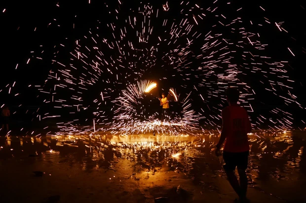 ファイヤーダンスをしているこの場所は後ほどトイレと化した