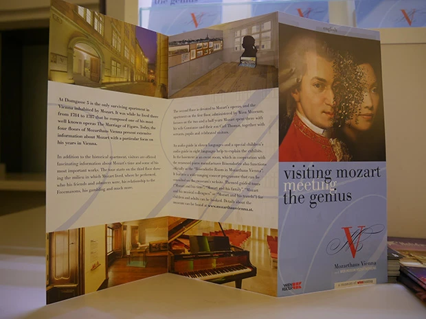 モーツァルト像。髪型が気になるなー。耳元のシガールみたいなクルクル気になるなー