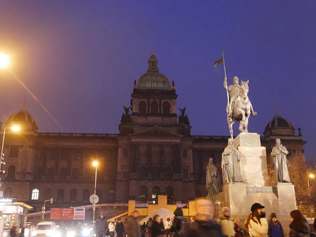 プラハのシャンゼリゼと呼ばれるヴァーツラフ広場と騎士像