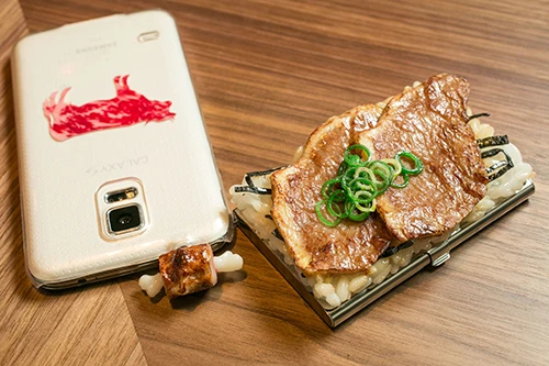 肉を愛しすぎているのがわかる(笑)、長谷川さんの名刺入れとスマホ