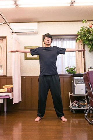  両腕は水平に伸ばすことがマスト。鏡があれば、その前に立って確認しながら行なおう