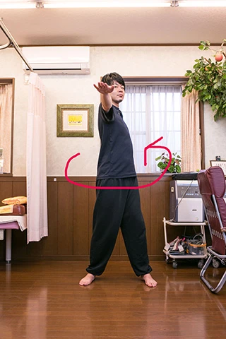  顔はできる限り正面のまま、左にゆっくりねじって５秒停止。続いて右にゆっくりねじり５秒を停止。それを１０回繰り返す