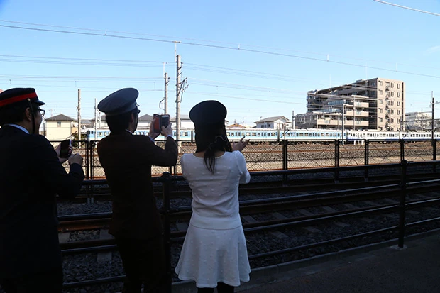 インタビュー中、レアな車両が通過し興奮する3人