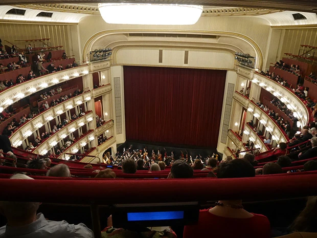 上からはオーケストラも見える