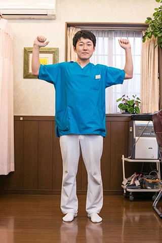  肩からひじは地面と平行になるようにして、ひじを上へ９０度に曲げる