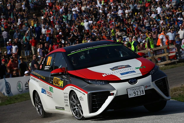 昨年のWRCラリードイツの前走車を務めた国沢さんのミライ。おそらく世界初の燃料電池ラリーカーで、ミライをここまで改造した例は現在も世界唯一だろう