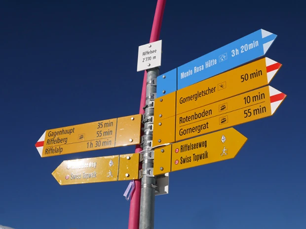 標識があるところも雪に覆われて道がわからない