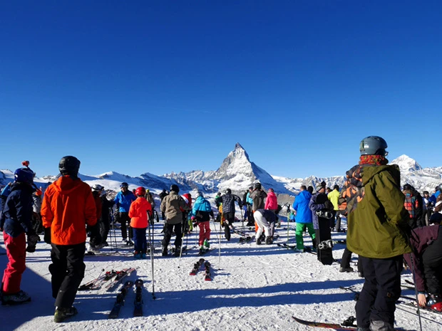 マッターホルンを見ながらスキーやスノボ。私も久々に滑りたくなってきた!ヘタだけど