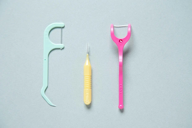 (左から)F字型のデンタルフロス、歯間ブラシ、Y字型のデンタルフロス。Y字型は奥歯にも使いやすい