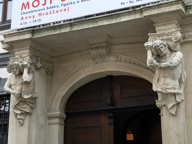  見所がないので撮った「右ひじ左ひじを見て」と言わんばかりの像