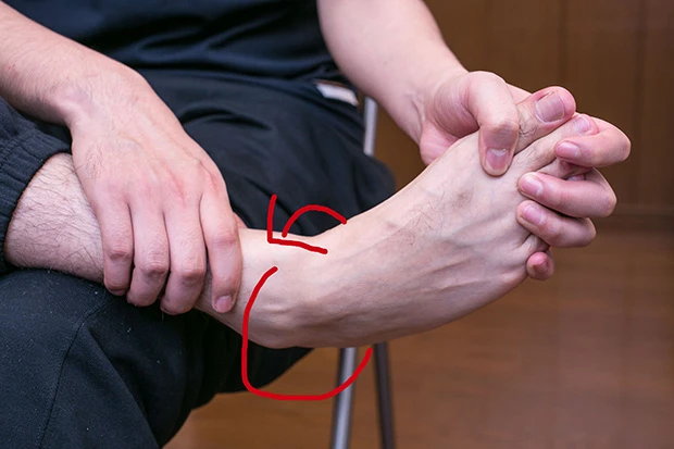  足首をホールドし、足先を持って右足首・左足首ともに５回ずつ回す
