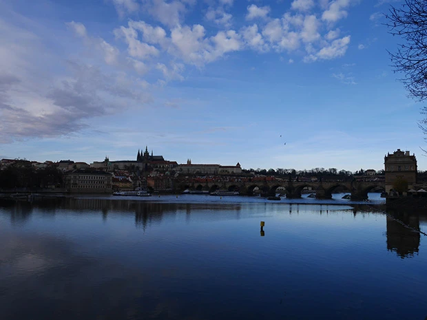 モルダウ川には「本物の白鳥」たちが泳ぎ、カレル橋の奥には世界で最も大きいと言われるプラハ城が悠然と佇む
