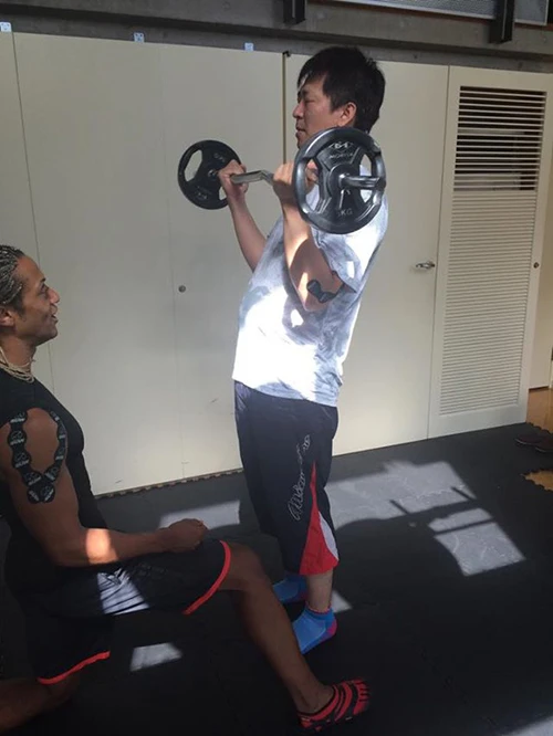 それぞれ5kgほどのプレートだが、この重さ程度でもツラそうだ