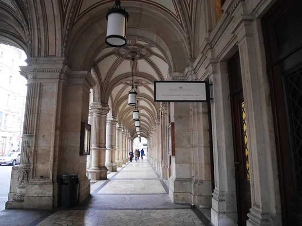 看板のあるドアの中に立ち見当日券売り場がある