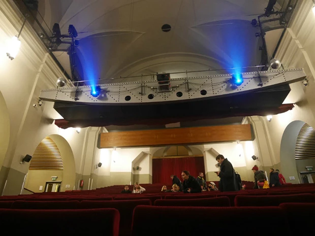 ガラガラの劇場。ミニシアターのような雰囲気となぜかミラーボール