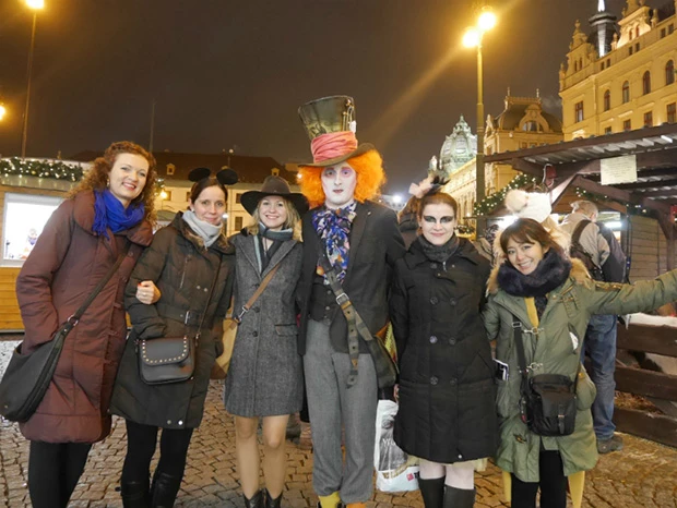 夜道には人もたくさん歩いていて治安は良さそう