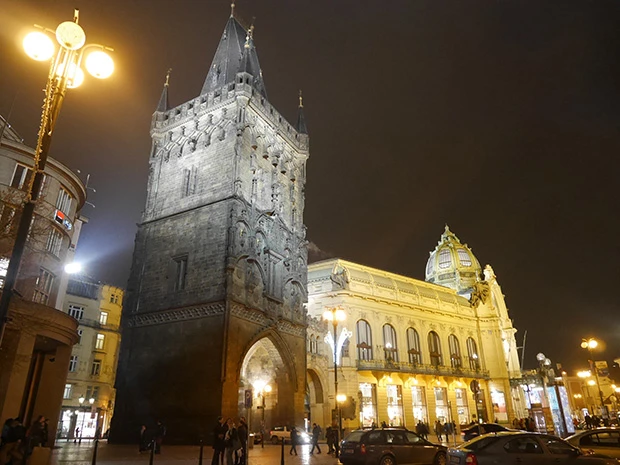 火薬塔。市民会館。この近くの劇場でバレエを見ることになった