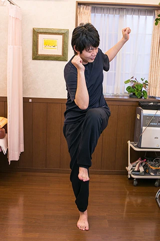  背すじは伸ばしたまま。前かがみにならないよう注意する。ひじがひざにつくように、しっかりと足を上げることが腸腰筋を鍛えることになるのだが、筋力が低い場合はかなり難しい。編集・タケダはできなかった…