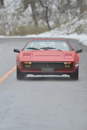 フェラーリ328。1985年から89年に生産。発売された当時、日本はバブルに沸いていて輸入台数も少なくなかったものの、近頃は値段が高騰中