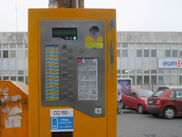  バスの券売機。読めないしわかりにくい