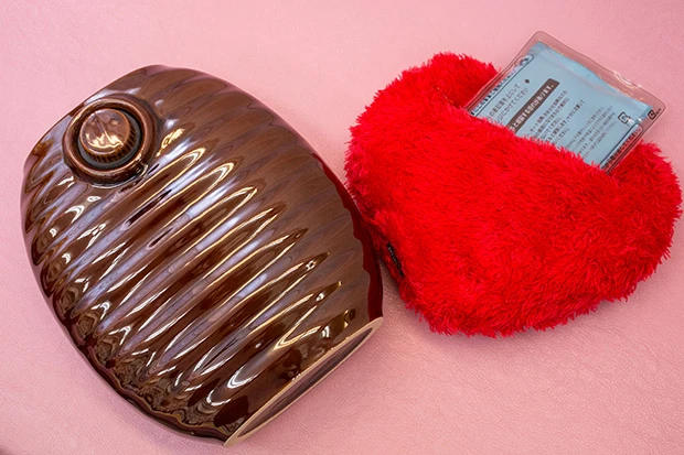  冷えを増長するもののひとつに静電気や電磁波があるという。そのため、電気毛布やあんかを使うよりも湯たんぽがおすすめ。電子レンジでジェルを温めるタイプ（右）もお手軽