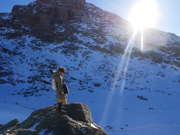 足が冷たい。岩場に避難して半泣きマリーシャ