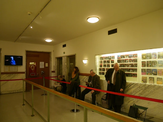 おばちゃんやおじちゃんと一緒にチケット売り場に並ぶ。若い人たちは結構ギリギリに来ていた