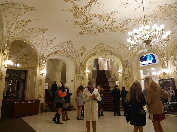 観客に紛れてちょっとだけ中にもぐり込んでみました